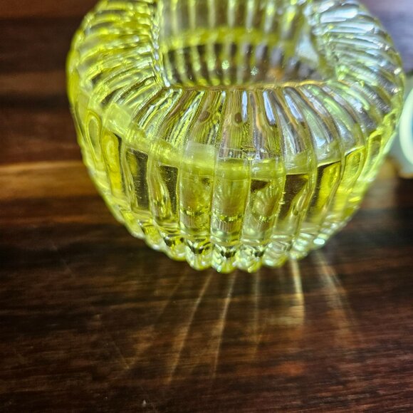 VINTAGE YELLOW GLASS COVERED DISH FOR JEWELRY OR WHAT NOT PRETTY YELLOW COLOR - Picture 3 of 6